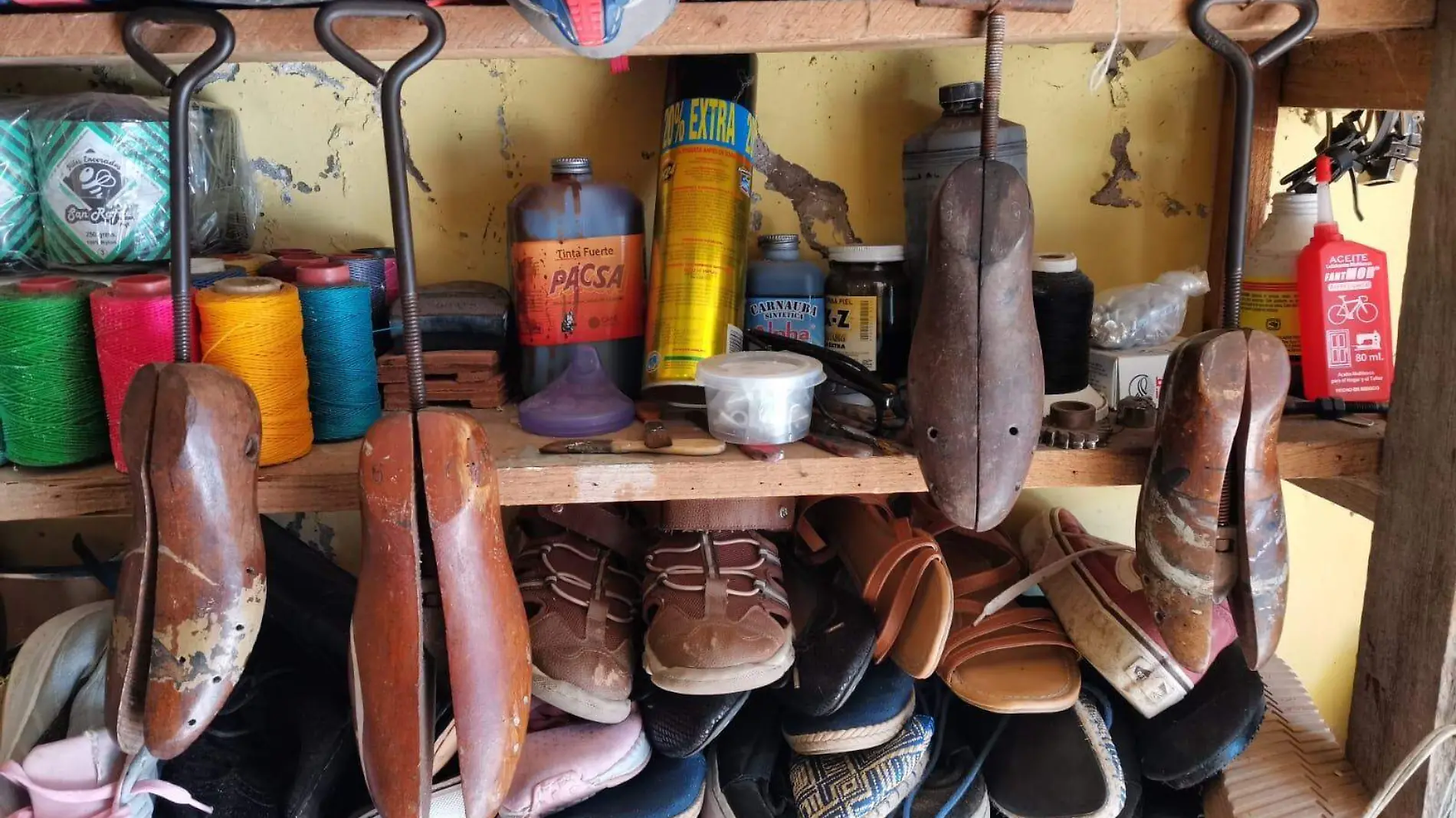 Piezas dignas de cualquier museo adornan el taller de este zapatero 